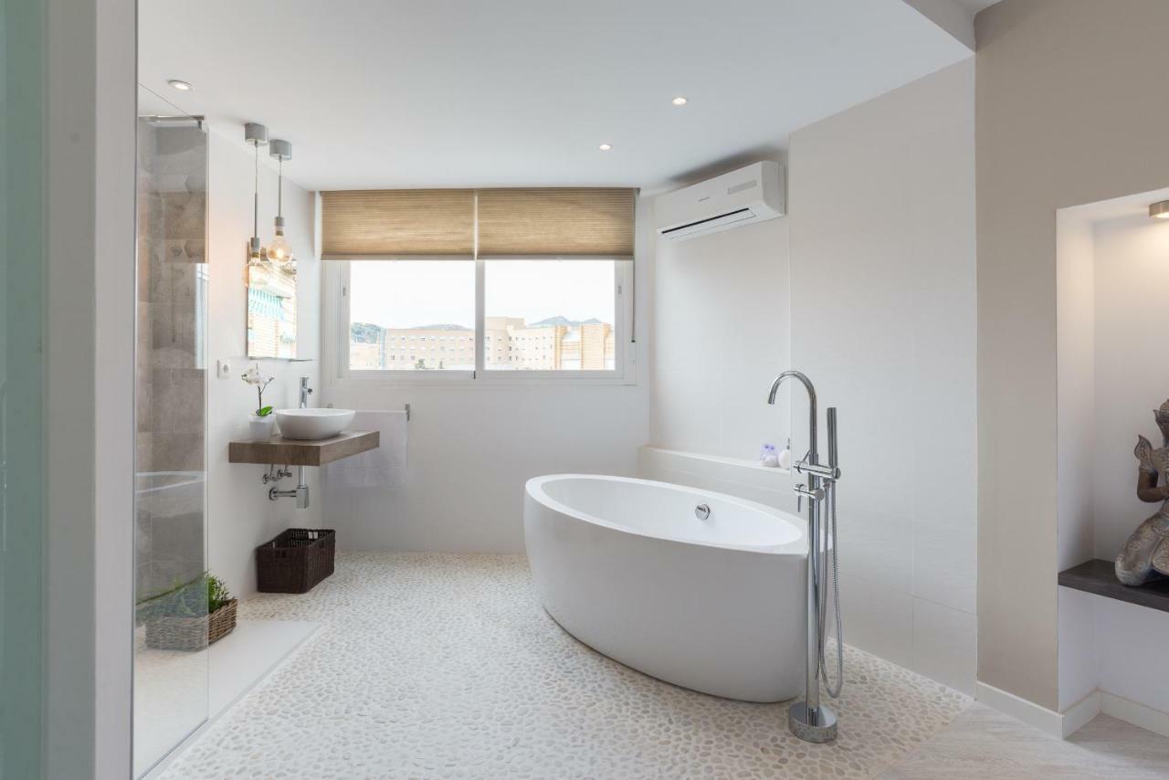 Stunning Spacious City Apartment With Free Parking Málaga Extérieur photo